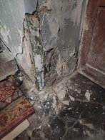 Вологість, аварійний стан сходів та підлоги: в мережі показали, як виглядає старий будинок в центрі Львова – 01