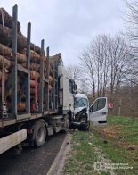 На Золочівщині мікроавтобус зіткнувся з вантажівкою: троє травмованих – 01