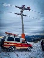 80 людей застрягли на крісельному підйомнику у Волосянці – 01