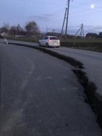 Наче після землетрусу: на Львівщині люди скаржаться на дороги із величезними тріщинами (фото) – 06