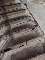 Вологість, аварійний стан сходів та підлоги: в мережі показали, як виглядає старий будинок в центрі Львова – 03