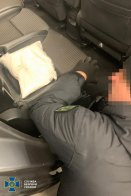 У пункті пропуску на Львівщині киянка намагалася перевезти наркотики на 42 млн грн – 05