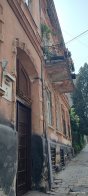 Можливий обвал на&nbsp;людину: у&nbsp;Львові відвалюється балкон старого будинку (фото) – 02