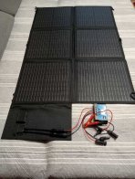 Сонячна портативна батарея. Праворуч - контролер з усіма необхідними аксесуарами