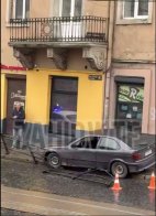 У центрі Львова водій BMW зніс паркан і травмував 35-річного пішохода – 02