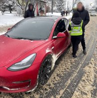 У Львові інспектори виявили нелегального перевізника на Tesla – 03