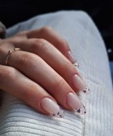 Естетика "old money" на нігтях: головні тренди весняного манікюру – 01