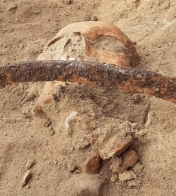 Була прибита серпом до землі: у Польщі археологи виявили останки "жінки-вампіра" (фото) – 03