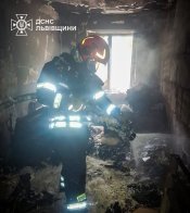 У Львові зі вщент згорілої квартири врятували 56-річну жінку – 02