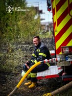 У ДСНС показали рятувальників, які 12 годин ліквідовували наслідки атаки на Львівщину – 40