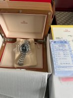 Митники на Львівщині зупинили бус із контрабандою брендових речей на пів мільйона гривень – 02