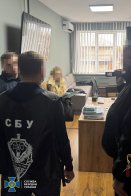 На хабарі затримали посадовця Львівської митниці, який брав “відкати” за контрабанду елітних прикрас – 01