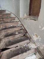 Вологість, аварійний стан сходів та підлоги: в мережі показали, як виглядає старий будинок в центрі Львова – 06