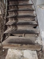 Вологість, аварійний стан сходів та підлоги: в мережі показали, як виглядає старий будинок в центрі Львова – 05