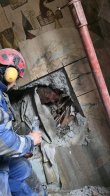 Рятувальники звільняють чоловіка, якого застиснуло між плитами