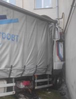 У Пустомитах 45-річний водій вантажівкою в’їхав у багатоповерхівку – 02