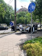 Поліцейські потрапили у серйозну ДТП у Львові: авто перекинулось на дах – 01