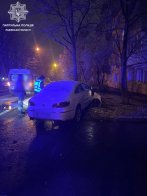 Пʼяна водійка Volkswagen знесла дорожній знак та рекламний стенд у Львові – 01