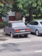 З вулиць Львова приберуть ще 24 покинуті авто — серед них занедбаний бус – 10