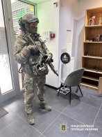 Фото з обшуків у мережі наркомагазинів