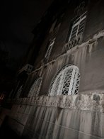 «Падають досить великі фрагменти»: у центрі Львова обвалюється фасад старого будинку – 01