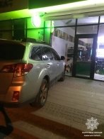 На Замарстинівській п'яний водій Subaru врізався у вітрину магазину (фото) – 02