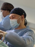 На Львівщині лікарі врятували руку чоловіку, яку він відрізав бензопилою – 01