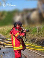 У ДСНС показали рятувальників, які 12 годин ліквідовували наслідки атаки на Львівщину – 19