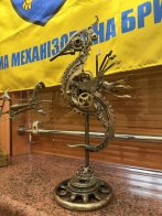 У Львові відкрили виставку військового, який створює скульптури із уламків бойової техніки – 01