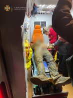 У Самборі рятувальники дістали чоловіка, який впав у підвал і травмувався – 01