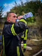 У ДСНС показали рятувальників, які 12 годин ліквідовували наслідки атаки на Львівщину – 39