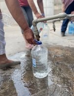 Окупанти поливають газони у Маріуполі, допоки люди не мають що пити – 01