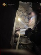 У Самборі рятувальники дістали чоловіка, який впав у підвал і травмувався – 02