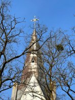 Хрест, який повернули на шпиль костелу в Демні