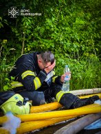 У ДСНС показали рятувальників, які 12 годин ліквідовували наслідки атаки на Львівщину – 43