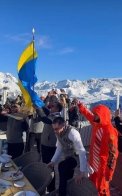 Українці на курорті веселяться під пісню  "Вова, ї*аш їх, бл*дь"