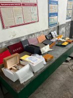 Митники на Львівщині зупинили бус із контрабандою брендових речей на пів мільйона гривень – 01