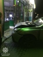 На Замарстинівській п'яний водій Subaru врізався у вітрину магазину (фото) – 03