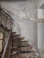 Вологість, аварійний стан сходів та підлоги: в мережі показали, як виглядає старий будинок в центрі Львова – 11