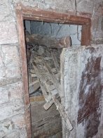 Жителі Львова скаржаться на&nbsp;захаращений підвал, в&nbsp;якому валяться стіни – 05