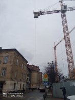 Нависаючий кран на будівництві. Фото: «Гаряча лінія міста Львова»
