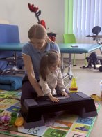 Львівські лікарі допомогли трирічній дівчинці з ДЦП сидіти без опори – 02