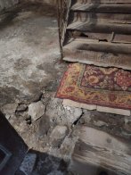 Вологість, аварійний стан сходів та підлоги: в мережі показали, як виглядає старий будинок в центрі Львова – 02