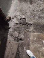 Вологість, аварійний стан сходів та підлоги: в мережі показали, як виглядає старий будинок в центрі Львова – 04
