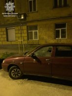 Намагався сховатися, але не встиг: у Львові патрульні затримали чоловіка, який розбив скло у чотирьох авто – 03