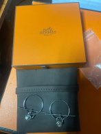 На Львівщині митники зупинили бус із контрабандою брендового одягу і взуття на 1,1 млн грн – 05