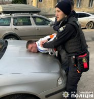 Троє мешканців Львівщини викрали чоловіка з власної квартири – 02