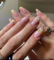 Естетика "old money" на нігтях: головні тренди весняного манікюру – 03