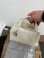 Dior і Prada: на Львівщині виявили контрабанду брендових речей майже на мільйон гривень – 05