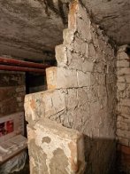 Жителі Львова скаржаться на&nbsp;захаращений підвал, в&nbsp;якому валяться стіни – 06